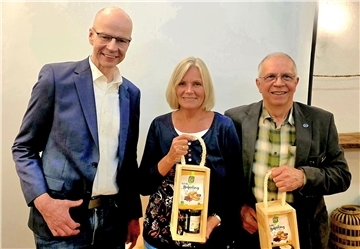 Der Vorsitzende des Nabu Bremervörde-Zeven, Walter Lemmermann (links), mit den geehrten Nabu-Mitgliedern Renate Warren und Hans-Hermann Tiedemann.