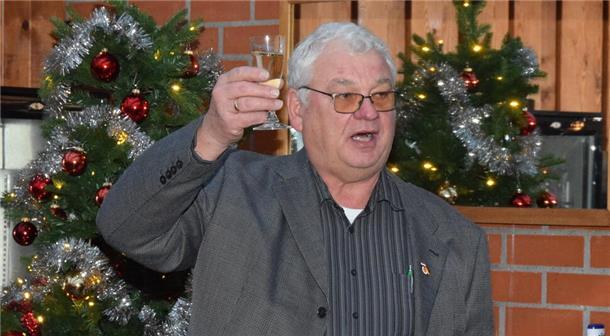 Der Vorsitzende des niederländischen Traditionsvereins Seedorf, Henk Tijink, spricht einen Toast aufs neue Jahr aus.