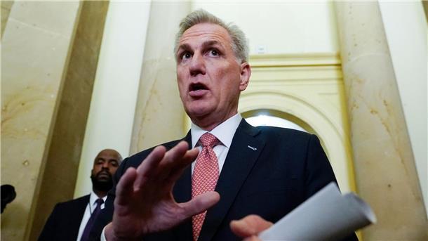 Videos von US-Kapitol-Attacke: Entrüstung über Fox-Moderator Der Vorsitzende des Repräsentantenhauses, Kevin McCarthy, steht in der Kritik - er hat wichtiges Videomaterial einem rechtskonservativen TV-Moderator überlassen, der in seinen Sendungen Verschwörungstheorien verbreitet.