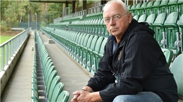 Der Vorsitzende des TuS Heeslingen auf der Tribüne des Waldstadions. Dort hat seit 2013 der Heeslinger SC seine Heimat.