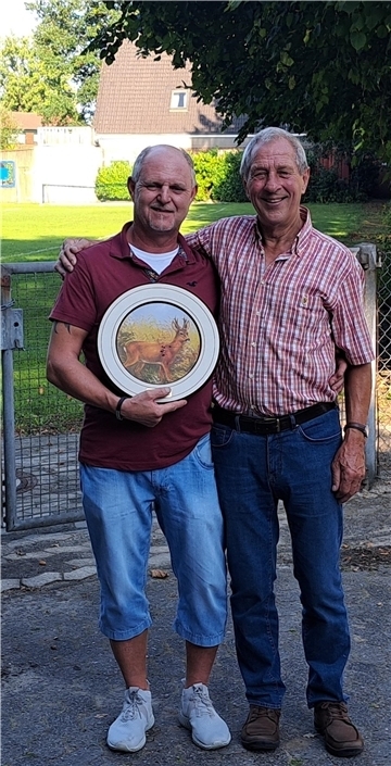 Der Vorsitzende Herbert Schmidt (rechts) und der Gewinner der Ehrenscheibe, Volker Röper.
