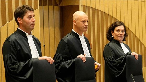 Abschuss von Flug MH17: Gericht spricht drei Männer schuldig Der Vorsitzende Richter Hendrik Steenhuis (M) vor der Urteilsverkündung.