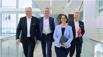 Die Vorstandsmitglieder der Landessparkasse zu Oldenburg (LzO) schreiten einen Gang entlang.