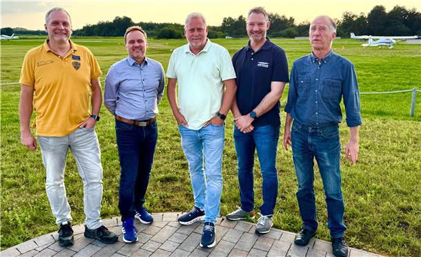 Der Vorstand des Aeroclubs Elbe-Weser in Karlshöfen: (von links) Erster Vorsitzender Michael Meints, Kassenwart Dirk Immken, Schriftführer Steffen Heise, stellv. Vors. Torben Kleiber sowie Schatzmeister Peter Hoops.