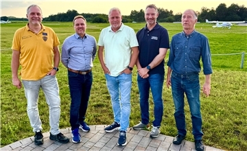 Der Vorstand des Aeroclubs Elbe-Weser in Karlshöfen: (von links) Erster Vorsitzender Michael Meints, Kassenwart Dirk Immken, Schriftführer Steffen Heise, stellv. Vors. Torben Kleiber sowie Schatzmeister Peter Hoops.