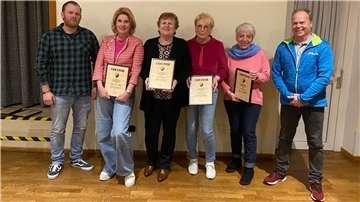 Der Vorstand mit den geehrten Mitgliedern (von links): 1. Vorsitzender Sebastian Riggers, Stefanie Viets-Millert, Karin Jesaitis, Helga Heins, Elke Henke unf 2. Vorsitzender Helmut Detjen.