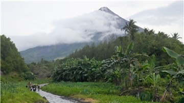 Der Vulkan Mayon im Nordosten der Philippinen bedroht regelmäßig Menschen in der Gegend. Sie müssen jetzt ihre Häuser verlassen.