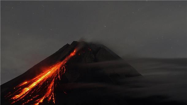 Lava strömt aus indonesischem Vulkan Merapi Der Vulkan Merapi, gesehen aus dem Dorf Tunggul Arum, Sleman, Yogyakarta.