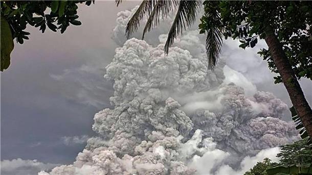 Evakuierungen nach neuem Ausbruch von Vulkan in Indonesien Der Vulkan Mount Ruang ist zum zweiten Mal innerhalb von zwei Wochen ausgebrochen und hat Asche fast zwei Kilometer hoch in den Himmel geschleudert.