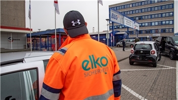 Elko-Beschäftigter an der Hafenzufahrt