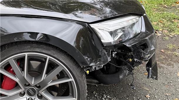 die nach einem Unfall schwer beschädigte Front eines Autos 