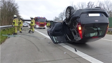 Drei Unfälle - Auto landet auf der A 27 auf dem Dach Der Wagen einer 46-jährigen Cuxhavenerin liegt nach einem Unfall auf der Autobahn 27 auf dem Dach. Die Frau wurde schwer verletzt. Gleiches gilt für die 83 und 89 Jahre alten Insassen des zweiten beteiligten Autos. Der Unfall hatte sich am Mittwoch zwischen den Anschlussstellen Bremerhaven-Überseehäfen und Debstedt ereignet.