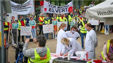 Der Warnstreik im öffentlichen Dienst fand am Dienstag mit einer Kundgebung am Klinikum Reinkenheide seinen Abschluss.