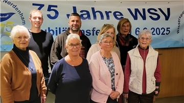 Eine Gruppe von Menschen. Der Nordenhamer Wassersportverein hat langjährige Mitglieder geehrt.