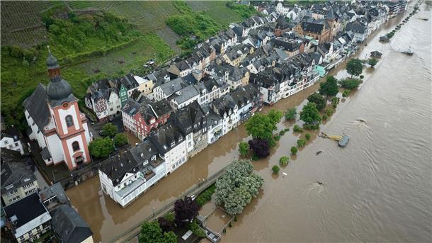 Hochwasser im Südwesten - Aufräumen und abwarten Der Wasserstand der Mosel ist hoch, große Teile der angrenzenden Stadt Zell im Landkreis Cochem-Zell in Rheinland-Pfalz sind überschwemmt.
