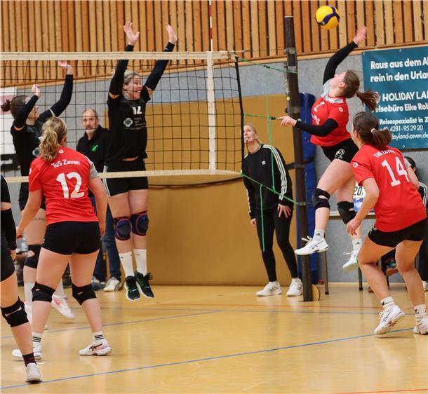 Taktische Umstellungen zahlen sich aus: TuS Zeven mit 3:1-Erfolg in Lüneburg Der Wechsel von Nina Körner auf die Position der Außenangreiferin zahlte sich für den TuS Zeven aus, es gab viele druckvolle Angriffsaktionen.