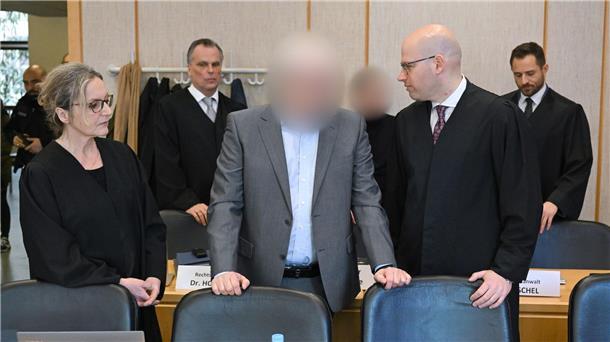 Der wegen Bestechlichkeit angeklagte ehemalige Frankfurter Oberstaatsanwalt vor dem Prozessauftakt im Gerichtssaal des Landgerichts in Frankfurt.