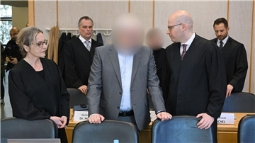 Der wegen Bestechlichkeit angeklagte ehemalige Frankfurter Oberstaatsanwalt vor dem Prozessauftakt im Gerichtssaal des Landgerichts in Frankfurt.