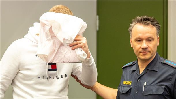 Pfleger wegen Mordes zu lebenslanger Haft verurteilt Der wegen Mordes an zwei Patienten angeklagte Krankenpfleger (l) ist zu lebenslanger Haft verurteilt worden.