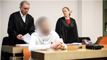 Der wegen Totschlags angeklagte Mann (m.), der seine fünf Wochen alte Tochter  umgebracht haben soll, in einem Gerichtssaal in München.