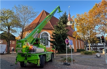 Der Weihnachtsbaum steht: Alle Jahre wieder schmückt den Platz vor der St.-Liborius-Kirche eine stattliche Nordmanntanne.