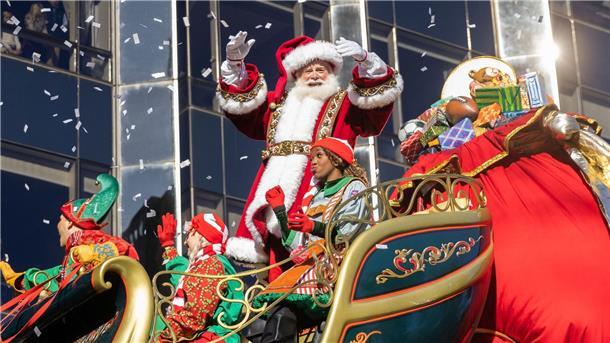 Zehntausende feiern Thanksgiving-Parade in New York Der Weihnachtsmann bringt viele Geschenke mit.