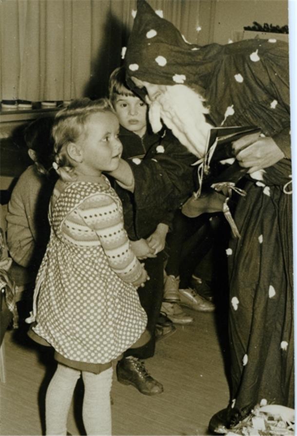 So freute sich Nordenham in den 1950ern auf den Weihnachtsmann Der Weihnachtsmann hatte 1960 offenbar eine kalte Reise zum Awo-Kindergarten. Das verraten die dicken Schneeflocken auf dem Mantel.