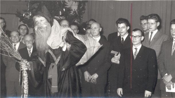 So freute sich Nordenham in den 1950ern auf den Weihnachtsmann Der Weihnachtsmann kam einst offenkundig nicht nur zu Kindern - sondern auch zu den Männern im Gesangverein.
