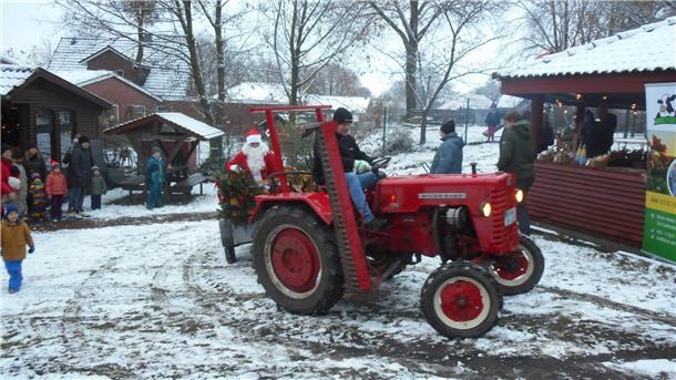Der Weihnachtsmann kam mit Trecker und Anhänger angereist, um die Kinder zu beschenken.