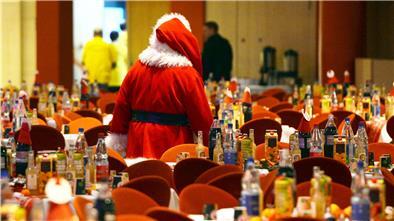 Der Weihnachtsmann kommt in diesem Jahr vergebens: Weihnachtsfeiern sind wegen der geschlossenen Gastronomie nicht möglich. Manche Firmen und Vereine suchen deshalb nach Alternativen.