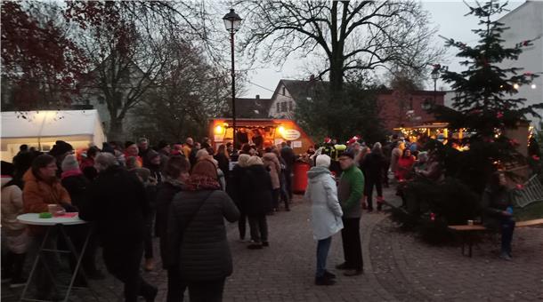 Weihnachtsmarkt im Schatten der Blexer Kirche Der Weihnachtsmarkt in Blexen findet wieder rund um die Kirche statt.