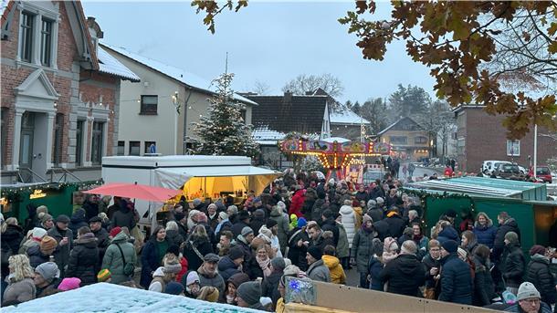 Das Foto zeigt die Budenstadt auf dem Sittenser Weihnachtsmarkt. 
