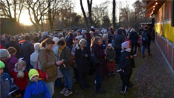 Weihnachtsmarkt Sittensen: Betreiber von Buden und Ständen gesucht Die öffentliche Ziehung der Hauptgewinner aus der Tombola des Heimatvereins war wieder ein Besuchermagnet.