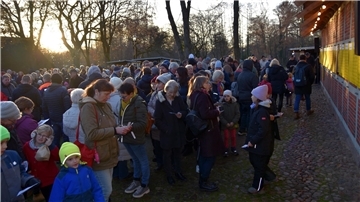Weihnachtsmarkt Sittensen: Betreiber von Buden und Ständen gesucht Die öffentliche Ziehung der Hauptgewinner aus der Tombola des Heimatvereins war wieder ein Besuchermagnet.