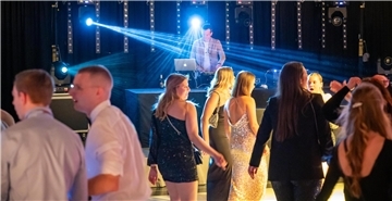 Der Weihnachtszauber des Jahres 2023 startet wieder mit 4000 Partywütigen in der...