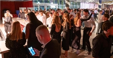 Der Weihnachtszauber des Jahres 2023 startet wieder mit 4000 Partywütigen in der...