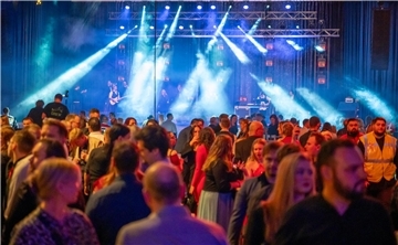 Der Weihnachtszauber des Jahres 2023 startet wieder mit 4000 Partywütigen in der...