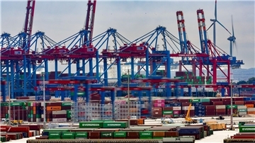 Der Wert der Exporte aus dem Hamburger Hafen betrug im Jahr 2022 51 Milliarden Euro. Im Jahr vor der Corona-Pandemie 2019 betrug der Wert der Ausfuhren den Angaben zufolge noch 53 Milliarden Euro.