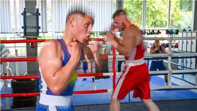 Der Weser Boxring bereitet sich auf den kommenden Open-Air-Kampf vor. Hier Max Fuhrmann (rot) und Remi Neugebauer beim Schattenboxen.