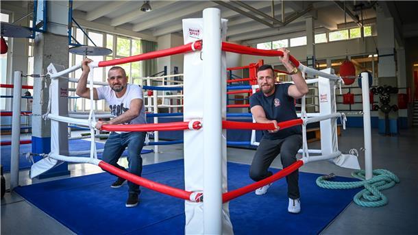 Weser-Boxring: Beim dritten Versuch soll es für die Boxer endlich klappen Der Weser-Boxring startet wieder nach der Corona-Krise. Rechts: Marco Blome, 1. Vorsitzender und Mohamed Zaher, 2. Vorsitzender.
