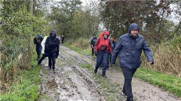 Wanderer auf matschigen Feldwegen