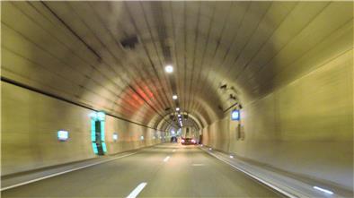 Foto in einer Röhre des Wesertunnels