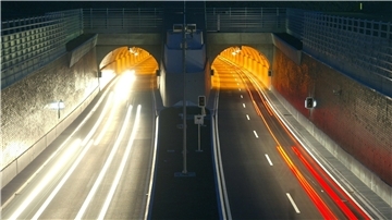 Blick in die Einfahrt zum Wesertunnel. Der Tunnel wird für Wartungsarbeiten drei Nächte lang gesperrt.