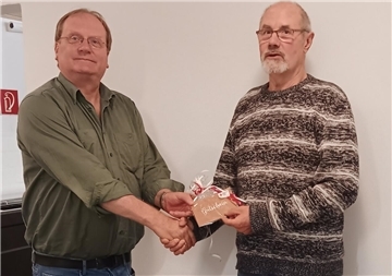Der Wilstedter Dieter Meyerhoff (70, rechts) hat zum 100. Mal Blut gespendet. Hier dankt ihm der Vorsitzende des DRK-Ortsvereins, Manfred Burfeind.