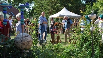 Besucherinnen und Besucher auf dem Wilstedter Markt für Kunst und Handwerk 