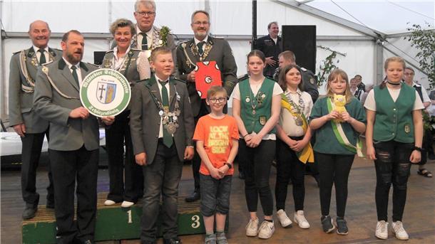 Das Wilstedter Schützen-Königshaus ist in Familienhand Der Wilstedter Schützenverein freut sich über ein komplettes Königshaus.