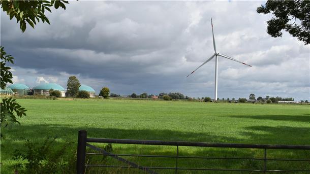 Neue Energie in Isens: Solarpark-Pläne in Butjadingen nehmen Fahrt auf Der Windpark Isens besteht nach einem Repowering inzwischen nur noch aus einer großen Windkraftanlage.