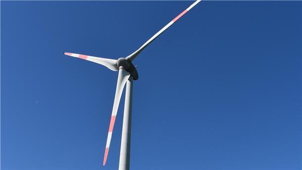 Windkraftanlagen auf einer Gründfläche