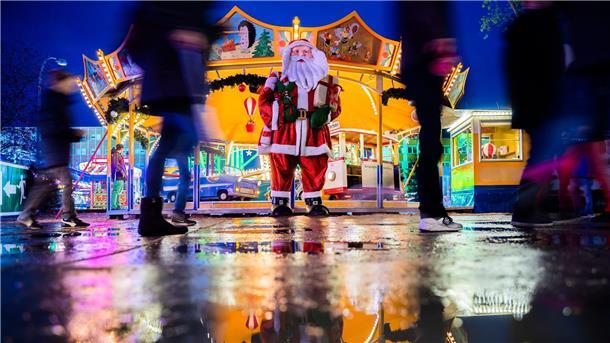 Der „Winterzauber“ in Berlin-Lichtenberg ist nach Veranstalterangaben der erste Weihnachtsmarkt in Deutschland, der in diesem Jahr eröffnet wird.