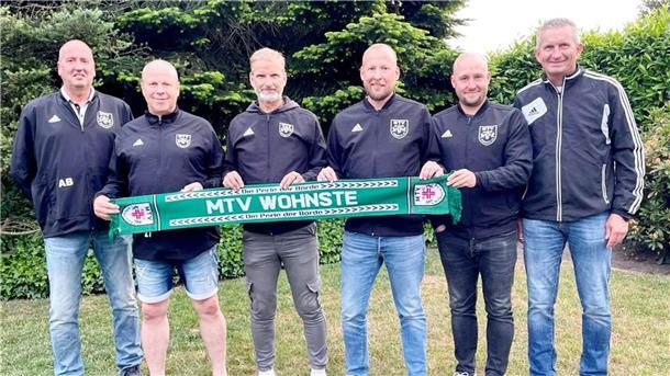 Der Wohnster Co-Trainer Andreas Behrens (von links),Torwarttrainer Detlef Rook (Frauen und Herren), die Trainer Thomas Löhn und Michael Schiewe, Co-Trainer Sören Eschig und Obmann Andreas Schmidt.